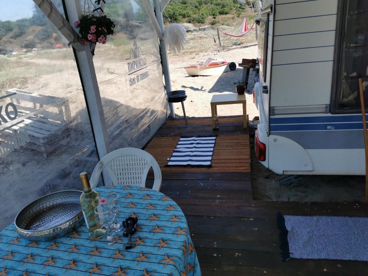 Sea Caravan/Camper On The Beach Китен Экстерьер фото