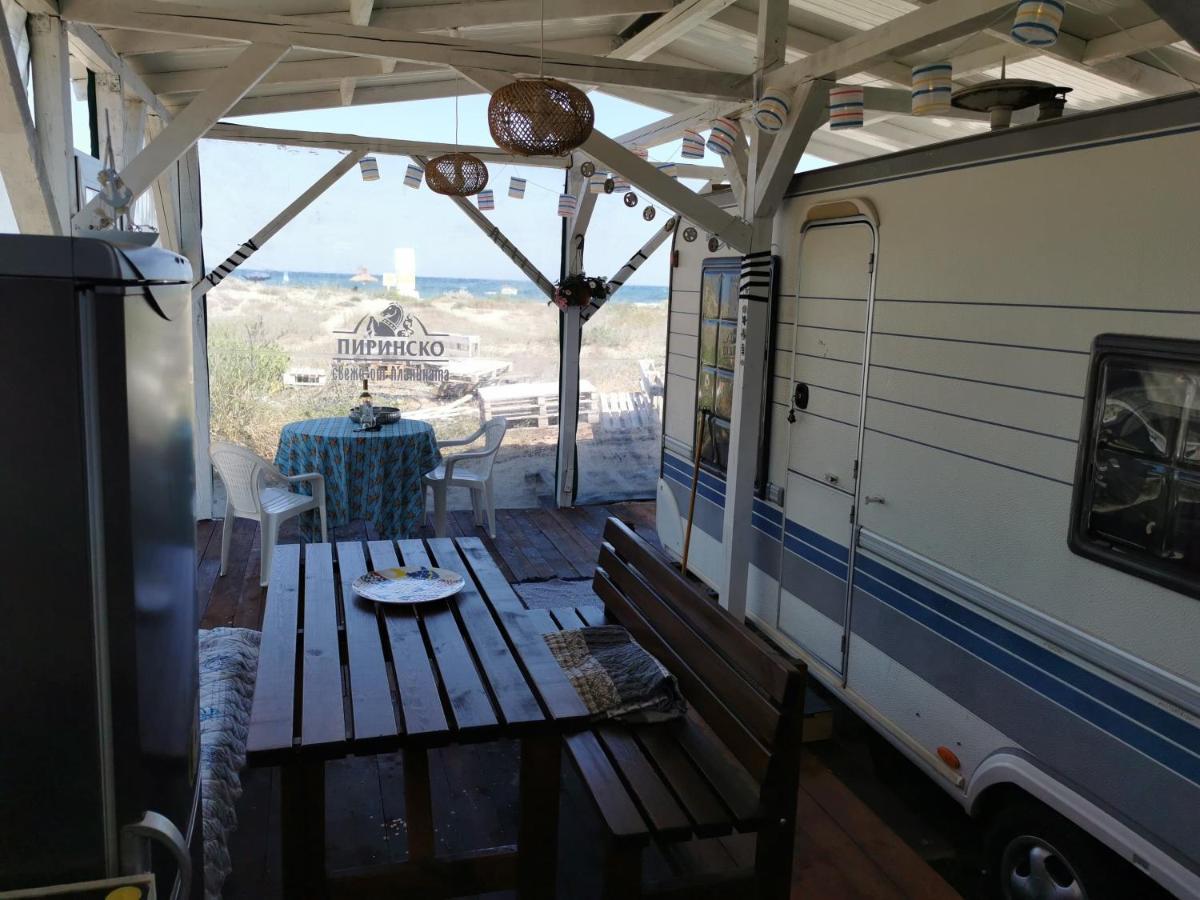 Sea Caravan/Camper On The Beach Китен Экстерьер фото