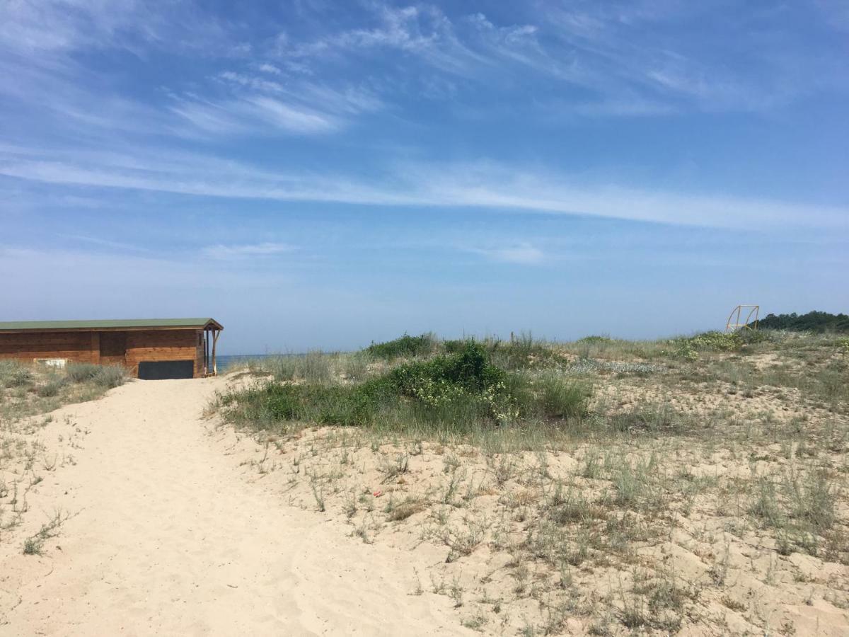 Sea Caravan/Camper On The Beach Китен Экстерьер фото
